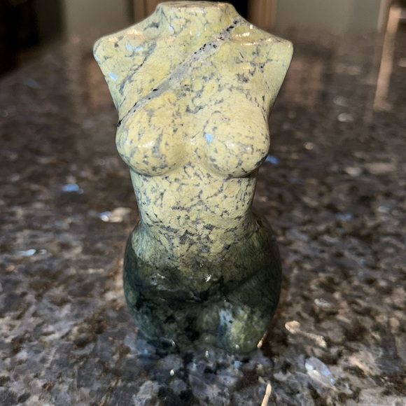 Goddess/Femme Form - Green Serpentine 5.25” - Picture 5 of 9